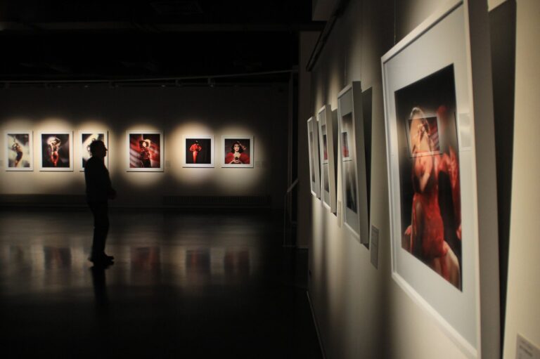 Fotografia artystyczna w aranżacji wnętrz – kompozycje i ekspozycje